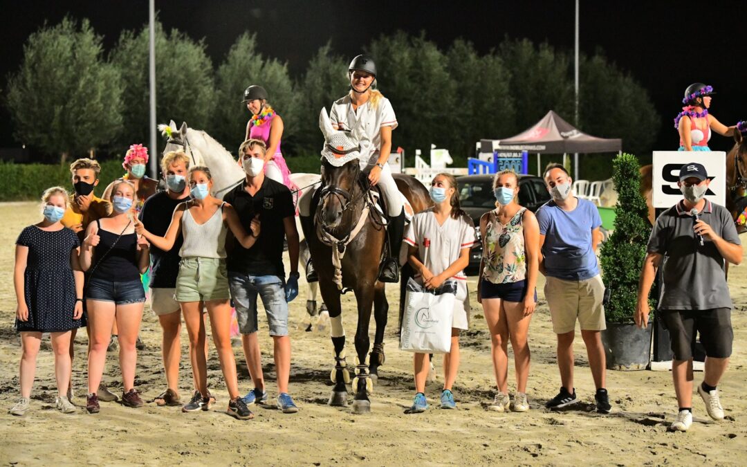 Noor Paridaans en ninja Frauke Vercalsteren grijpen naar de winst tijdens de Ride and runproef Dilbeek Masters